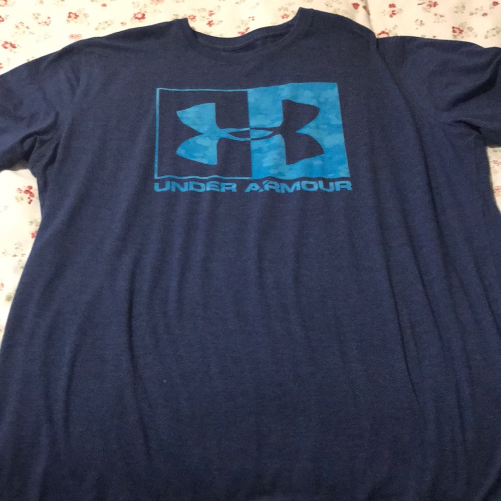 Like new, under armor 2XL T-shirt